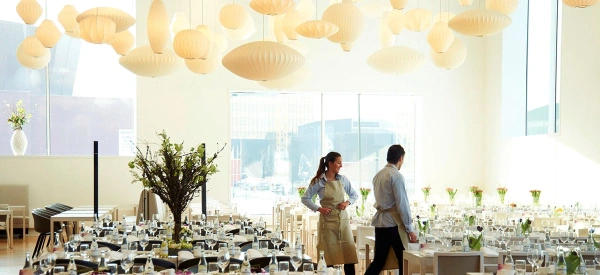 The Cloud, dukade bord med servis