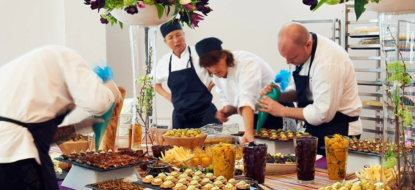 Kökspersonal förbereder buffé