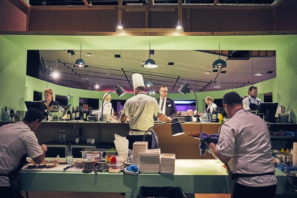 Pop up restaurang med kockar som förbereder mat